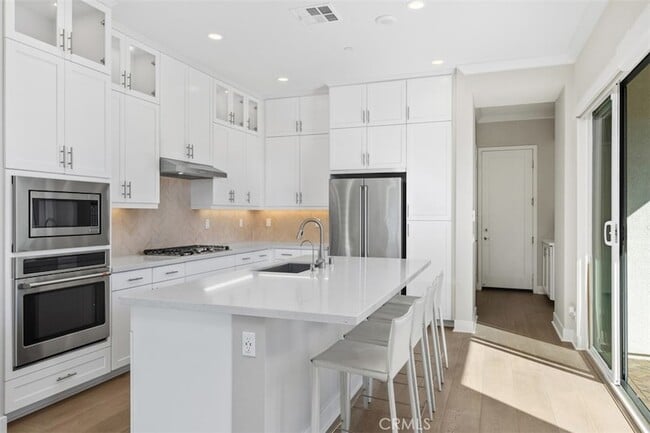 Building Photo - 157 Novel