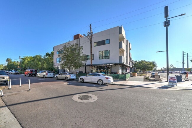 Building Photo - 504 E Roosevelt St