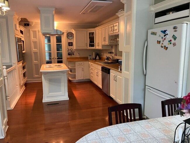 Building Photo - Furnished 6 month rental