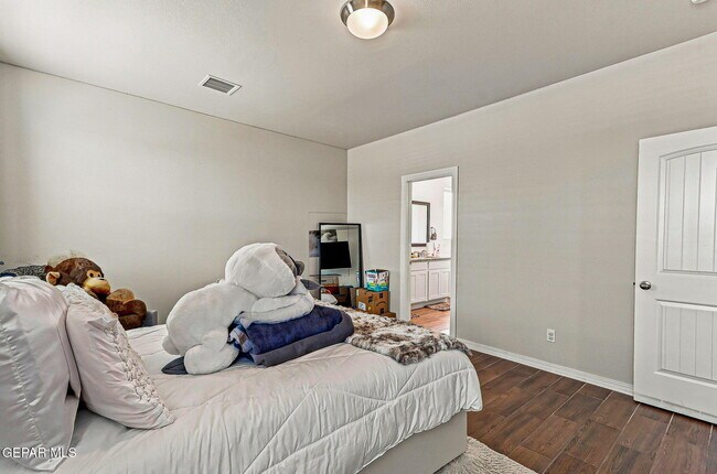 Building Photo - 13876 Loreina Luz Ave