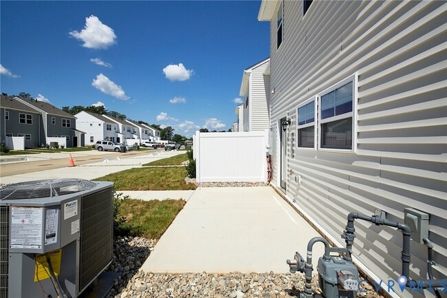 Building Photo - 240 Greenpark Rd