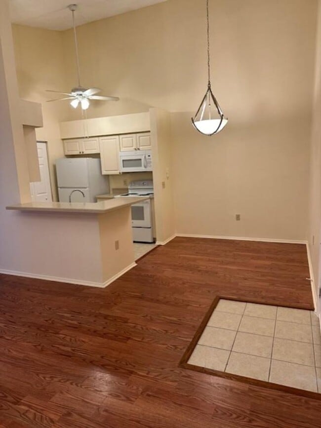 Building Photo - Great Location  Super cute 1 Bedroom unit