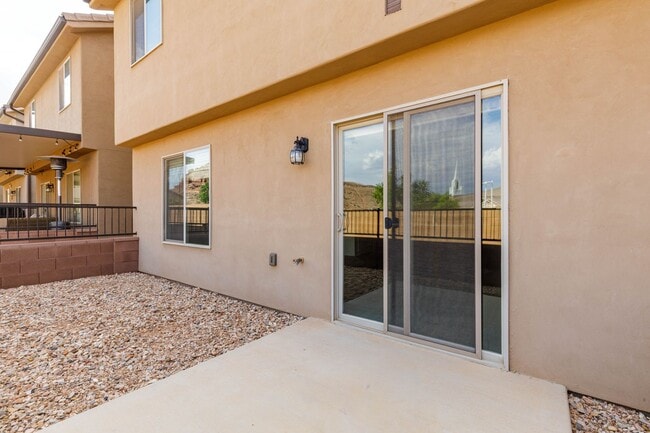 Building Photo - 4 bed | 2 1/2 bath | 2 car garage in Deser...