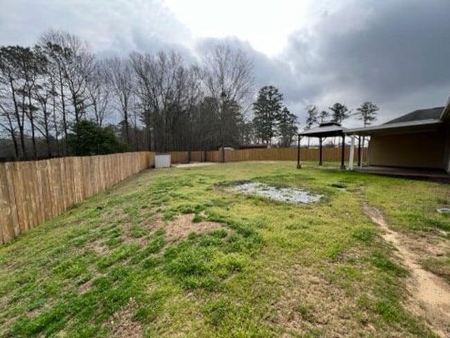 Building Photo - 4 Bedroom, 2 Bath Home in Lee County!