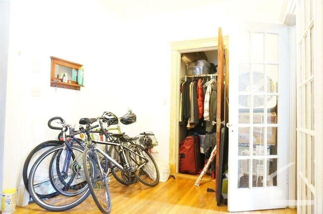 Building Photo - Spacious Brookline Apt near BU; perfect for students!  Granite Countertops, 2 Decks