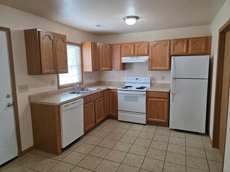 Building Photo - 1003 S Riggen St