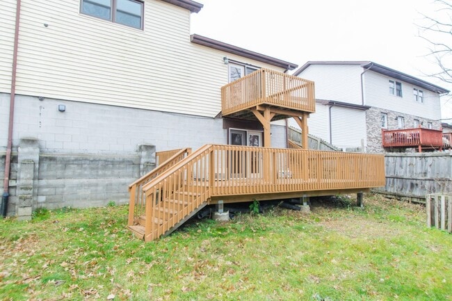 Building Photo - Spacious 2 bedroom / 1 bathroom Duplex for...