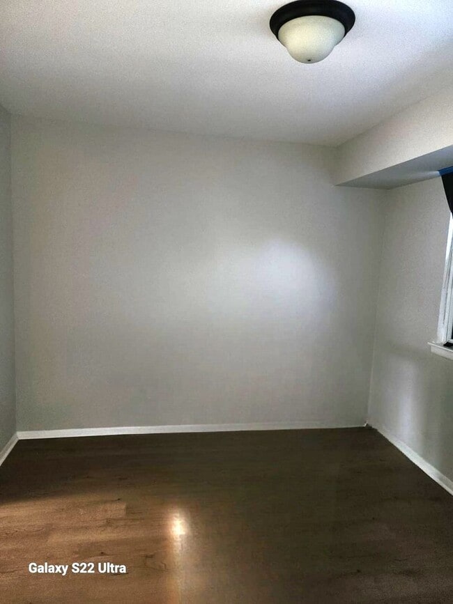Building Photo - "Charming 3-Bedroom Townhouse: Your Ideal ...