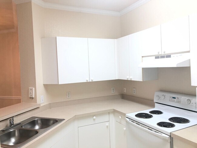 Building Photo - MOVE IN OCTOBER! 3rd floor 3BR/2BA Condo -...