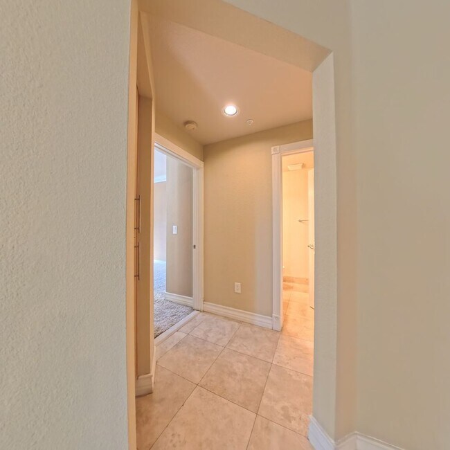 Building Photo - 220 E Flamingo Rd