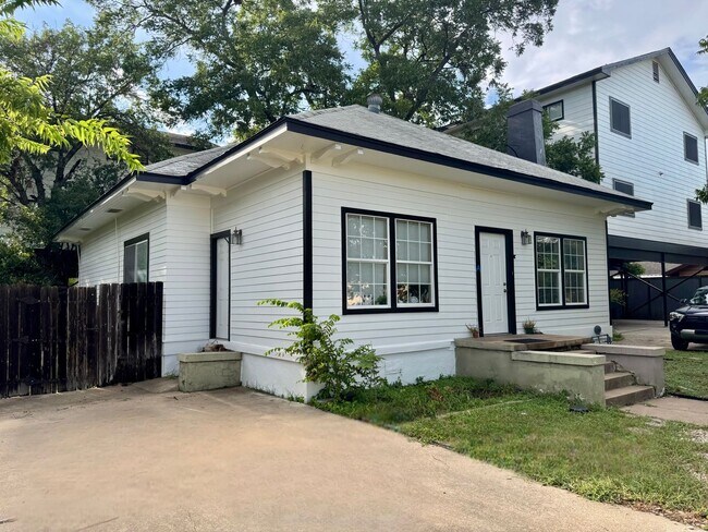 Building Photo - 4 Bedroom With Fenced Yard and Off-Street ...