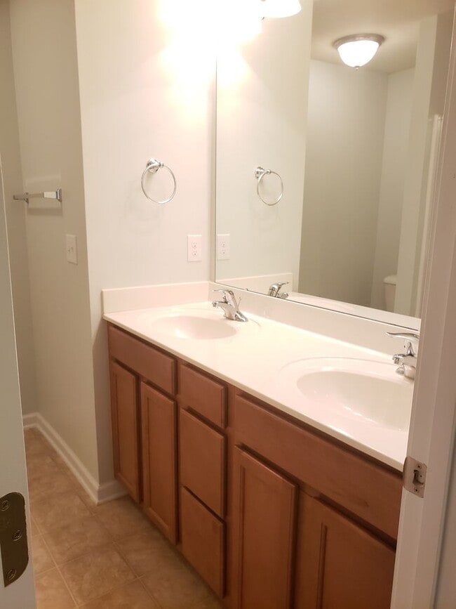 Building Photo - Thompson Ridge Townhome