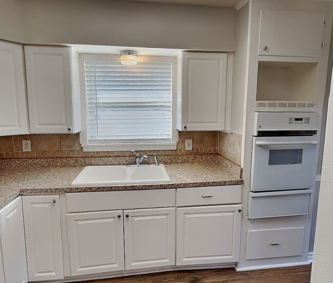 Building Photo - Adorable One-Story Brick Home in East Green Hill, Fort Worth! $500 off the first full month's ren...