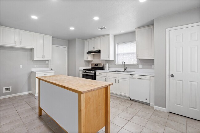 Building Photo - 4806 Quiet Canyon Dr