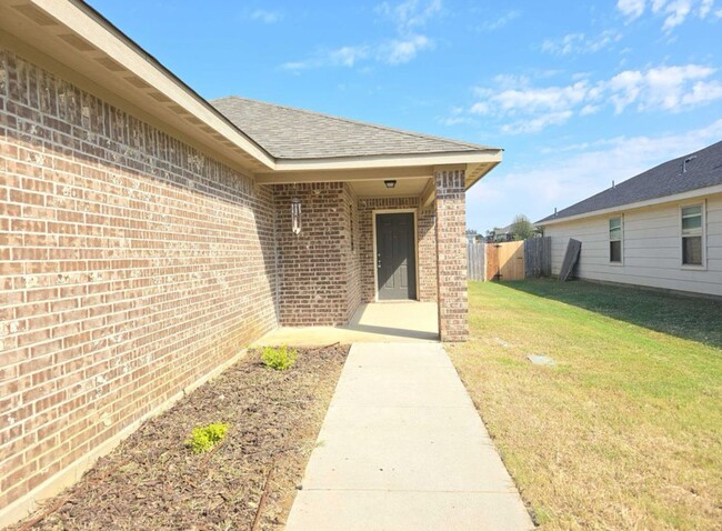 Building Photo - Immaculate and spacious 4 Bedroom 2 Bath h...