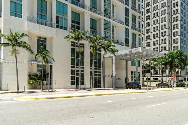 Building Photo - 300 S Biscayne Blvd