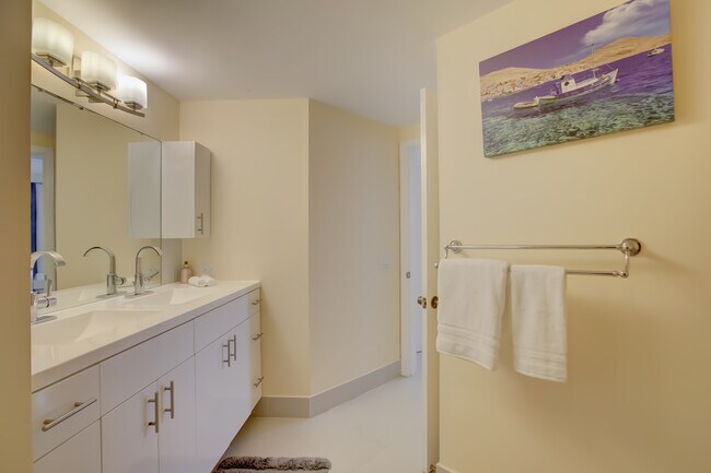 Building Photo - 17100 N Bay Rd