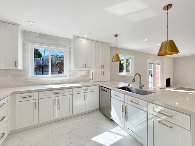 Building Photo - Beautiful 4BD/2BA House in La Mesa w/ W/D,...