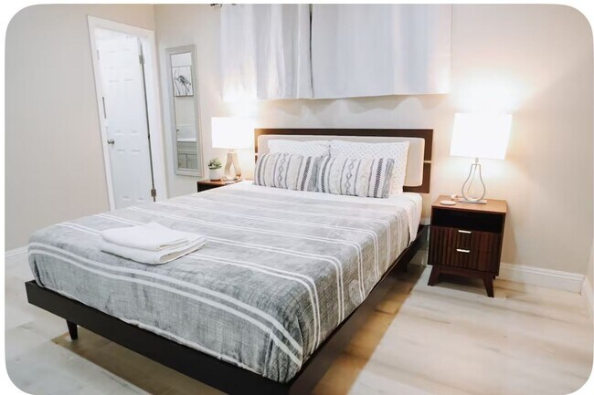 Building Photo - Furnished Home in HB