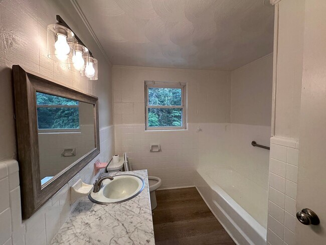 Building Photo - For Rent – $1,100/month | 2 Bed | 1 Bath