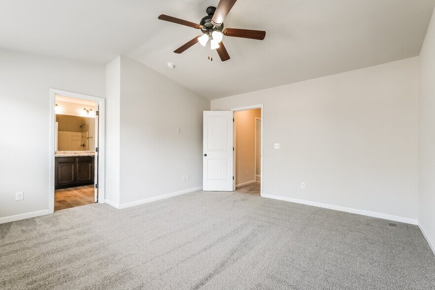 Building Photo - 140 Magnaview Dr