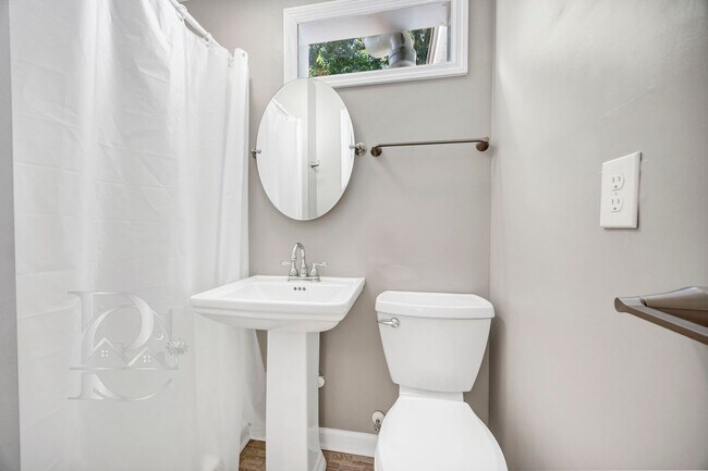 Building Photo - RENOVATED THREE BEDROOM IN ROSEWOOD