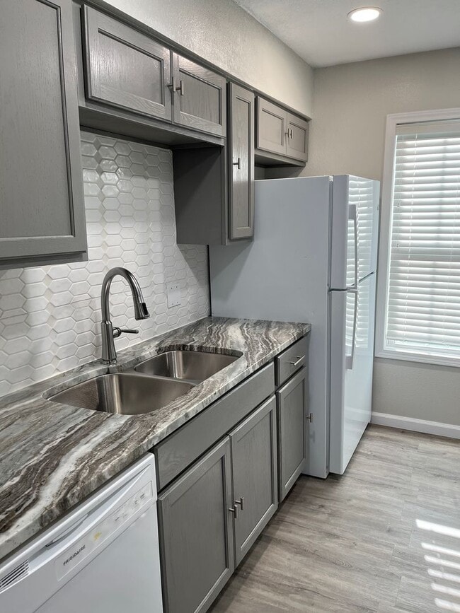 Building Photo - 2 bedrooms and 1.5 bathrooms
