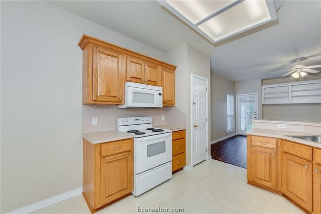 Building Photo - 906 Gardenia St