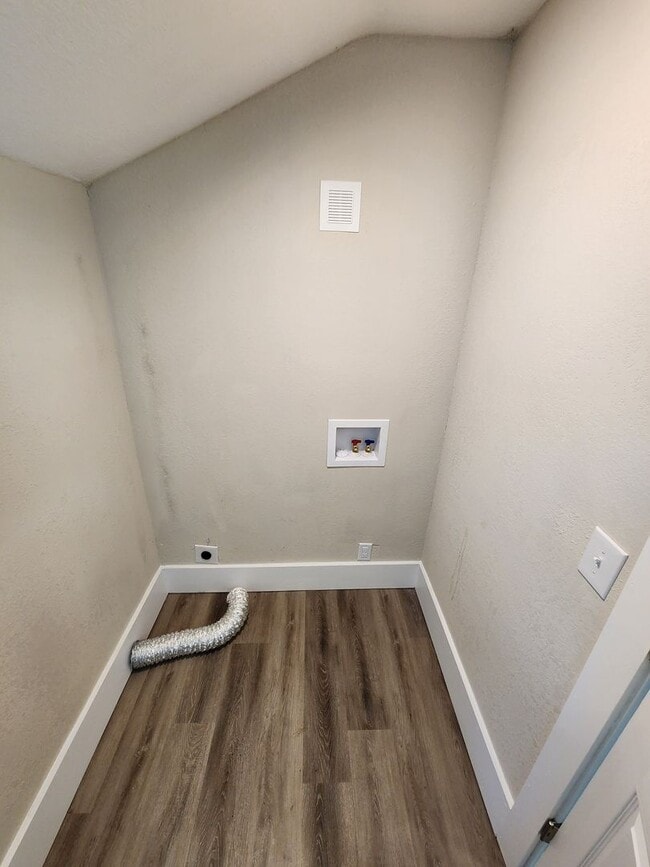 Building Photo - Spacious 2-Bedroom, 1-Bathroom Home AVAILABLE NOW!!