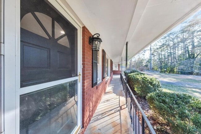 Building Photo - 909 Rosedale Dr