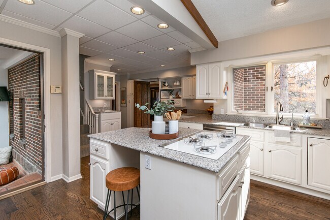 Kitchen - 5505 Waterbury Rd