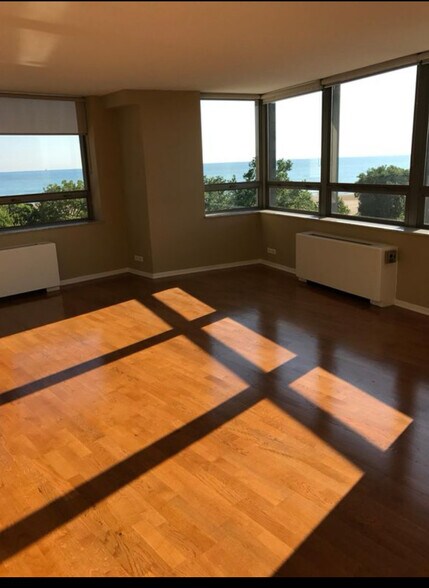 Living room - 5701 N Sheridan Rd