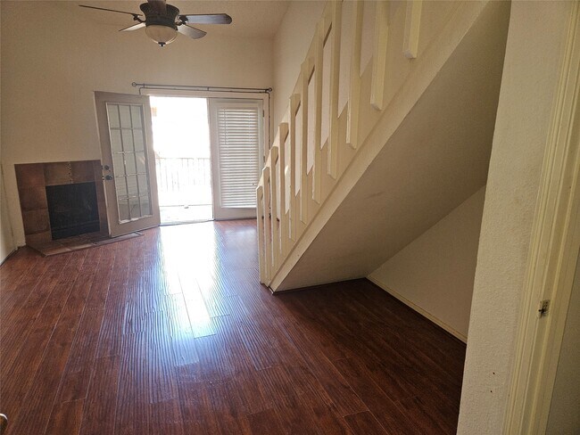 Building Photo - 2425 Holly Hall St