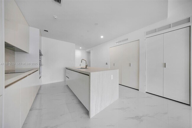 Building Photo - 700 NE 24th St