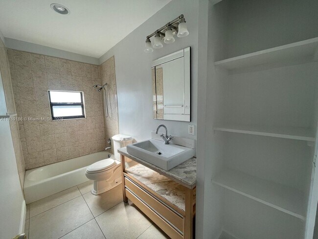 Building Photo - 423 53rd St