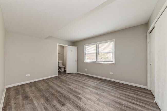 Building Photo - 856 E Capri Dr