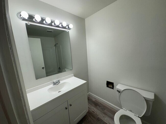 Building Photo - Aurora Rental | 3 Bedroom Home w/ Basement, Garage & Fireplace – Near Denver Commute