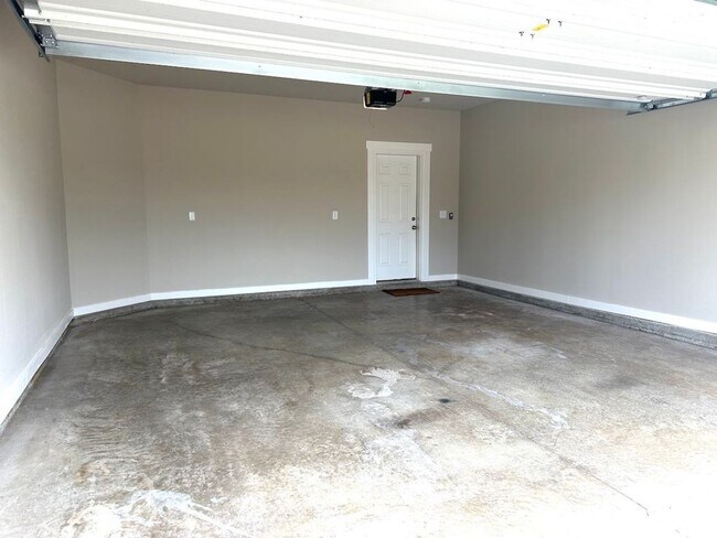 Building Photo - AVAILABLE NOW in Foxland Crossing