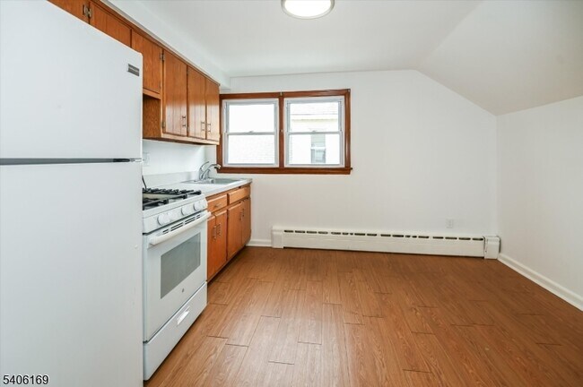 Building Photo - 13 Knapp Ave