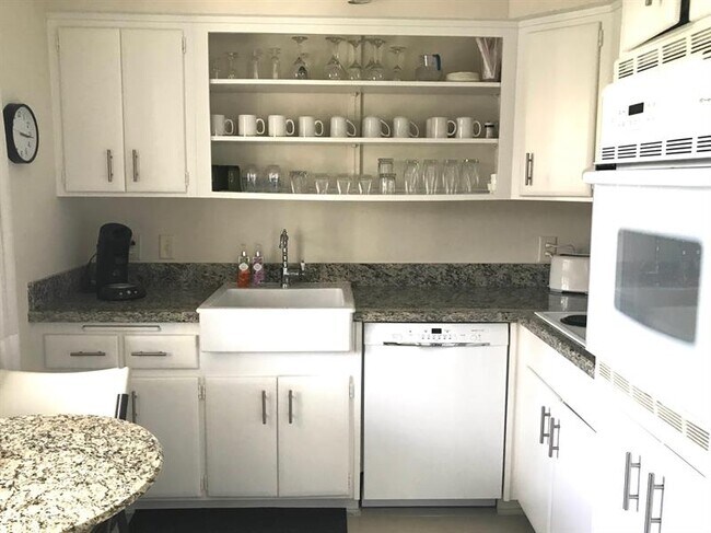 Building Photo - 3201 SE 12th St