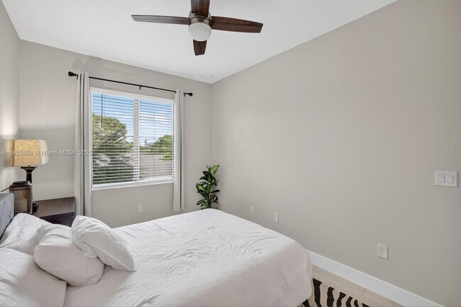 Building Photo - 1402 SW 4th Ave