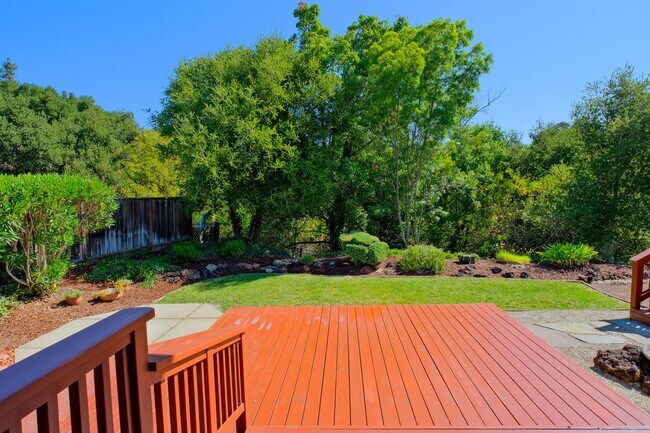Building Photo - Gorgeous 3 Bedroom with office or separate...