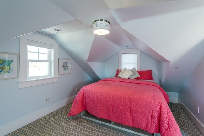 Building Photo - Four-bedroom home in the heart of the Village, offered furnished long-term lease. Ideally located...