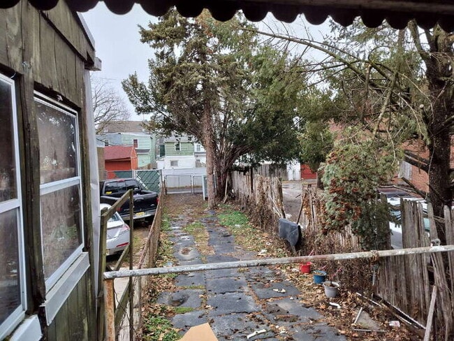 Building Photo - 547 Centre St