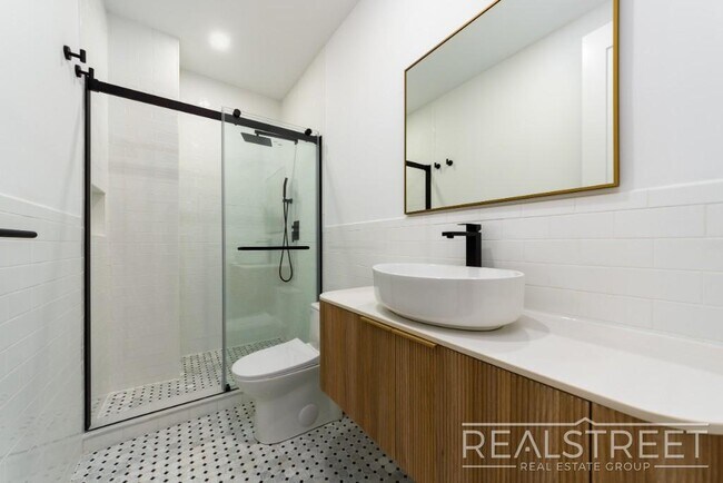 Building Photo - Brand new 4 Bed 3 Bath in Williamsburg