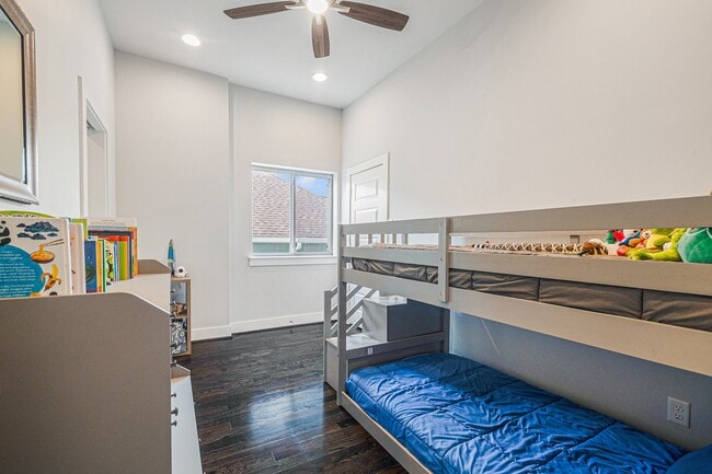 Building Photo - 925 Herkimer St