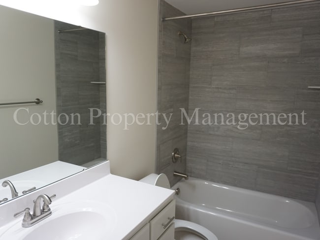 Building Photo - 2BR/1BA Beautiful Condo in Hampstead off S...