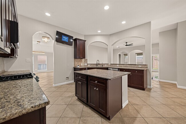 Building Photo - 706 Silver Creek Cir
