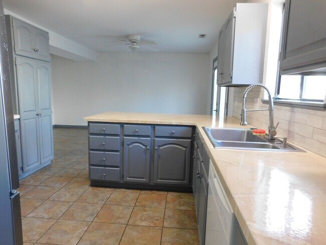 Building Photo - Spacious in the Redlands