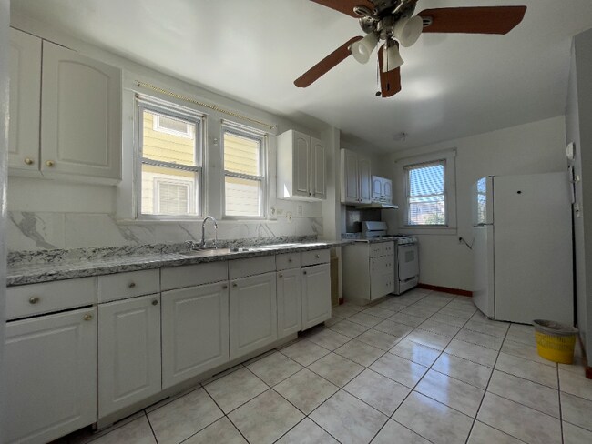 Building Photo - 543 Maple Ave